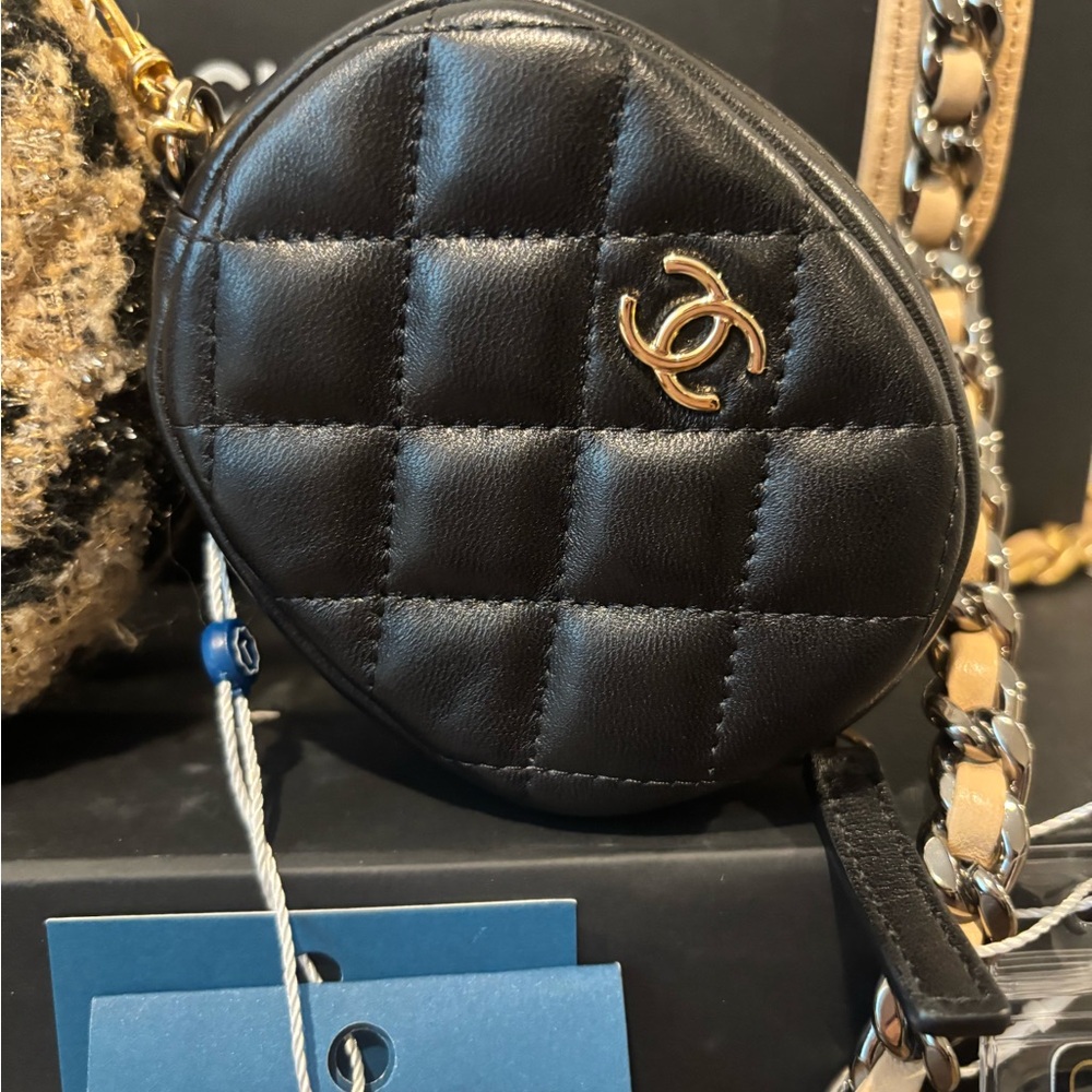 CHANEL 19 Collection Houndstooth Tweed Lambskin Round Crossbody W/ Coinpurse - Picture 3 of 16